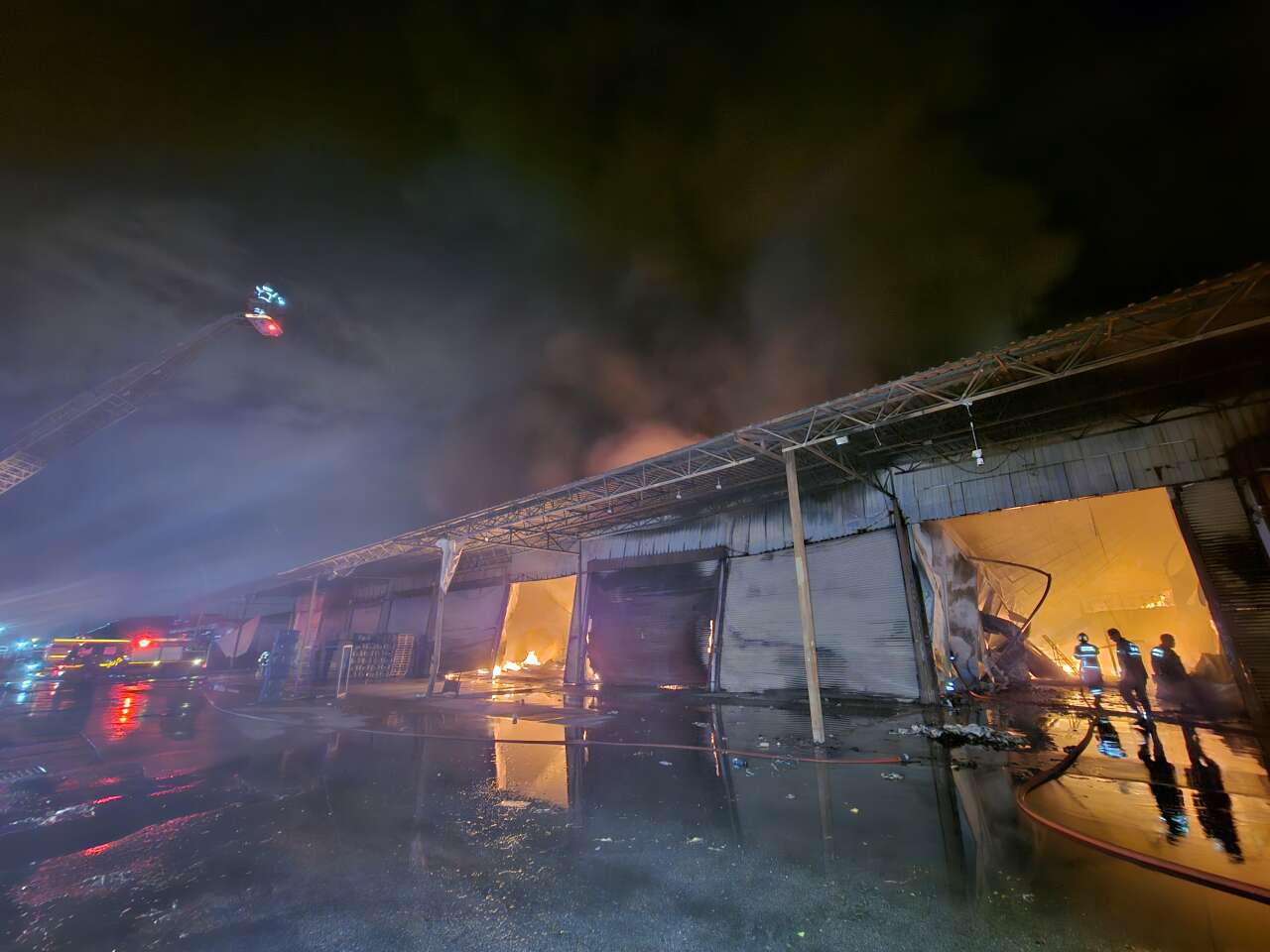 Sebze meyve halinde büyük yangın! 22 iş yeri zarar gördü 8